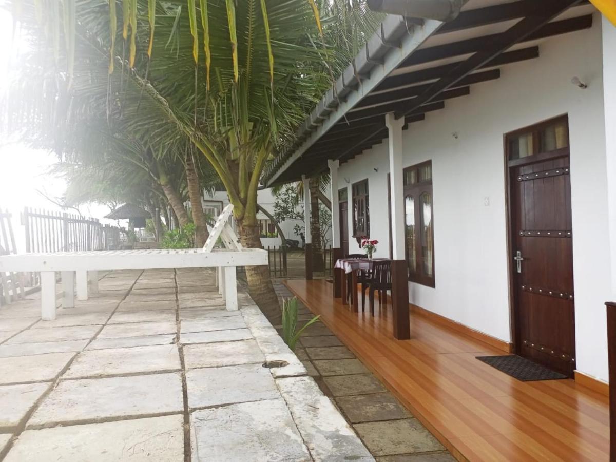 Hotel Rainbow Surf Beach à Koggala Extérieur photo