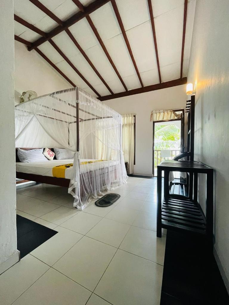 Hotel Rainbow Surf Beach à Koggala Extérieur photo