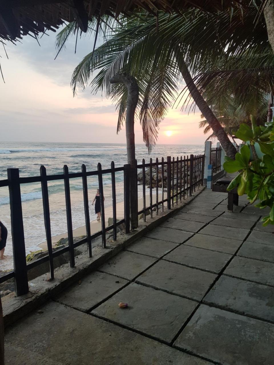 Hotel Rainbow Surf Beach à Koggala Extérieur photo